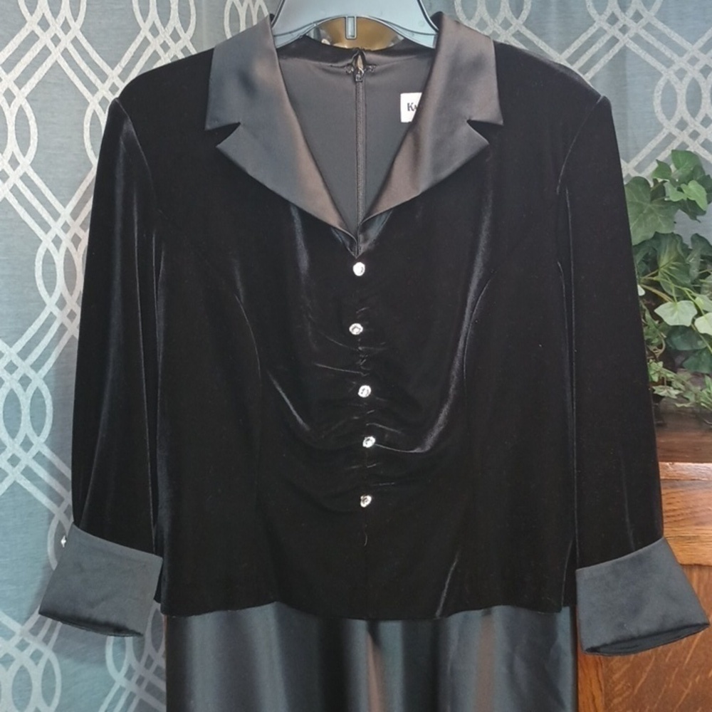 Velvet and satin tuxedo gown 12 - Picture 2 of 6